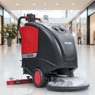 Maszyna czyszcząca do mycia podłóg Cleanfix RA 505 IBC w centrum handlowym