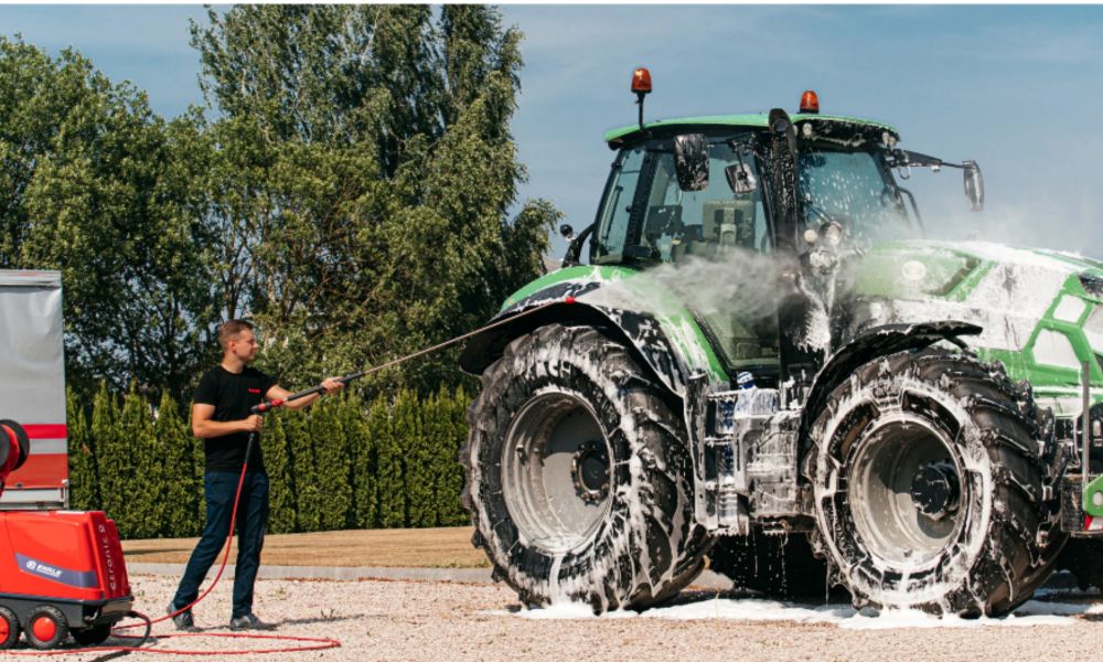 Mycie ciągnika roliczego przy pomocy myjki ciśnieniowej na gorącą wodę Ehrle