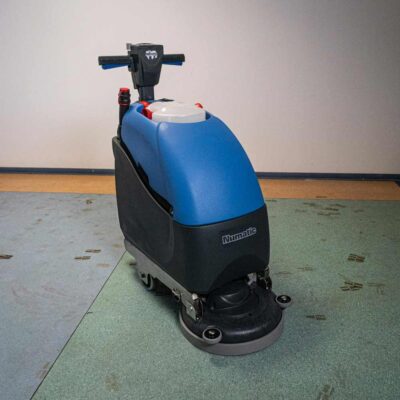 Przód maszyny czyszczącej do mycia podłóg po remoncie Numatic TTB4045-100T